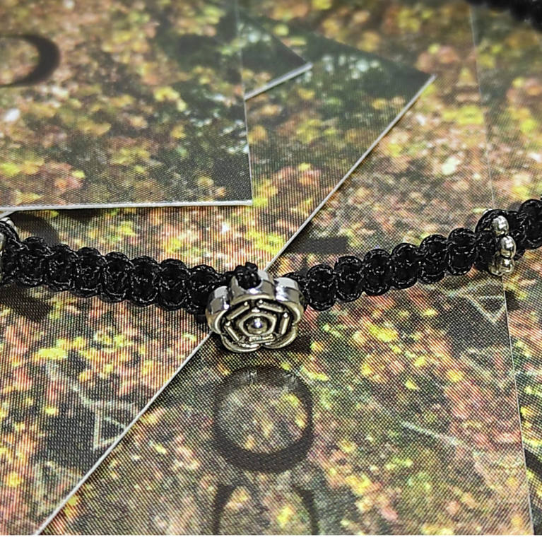 Jewel paracord bracelet with steel rose and double ring charms