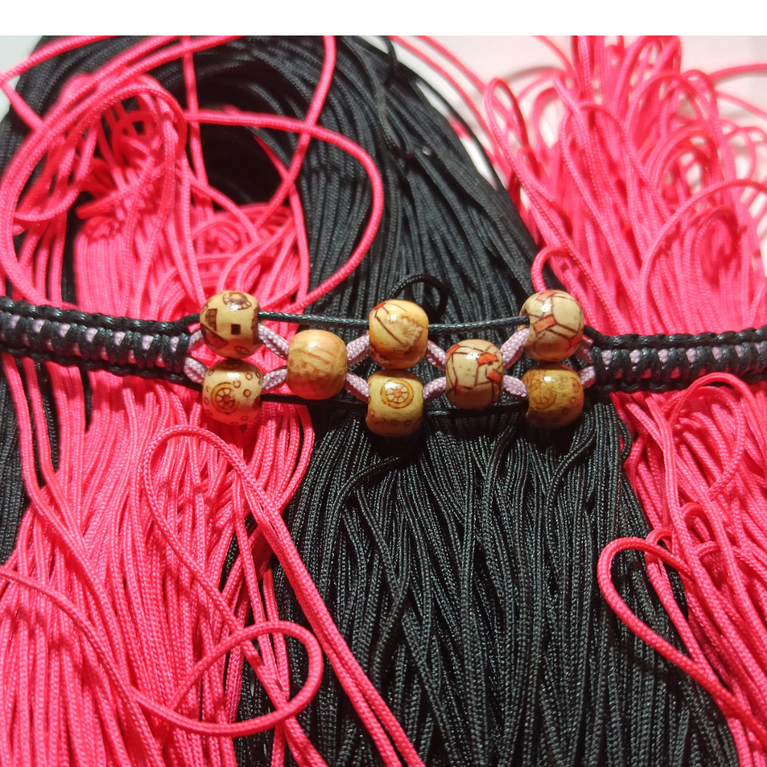 paracord bracelet with wooden beads