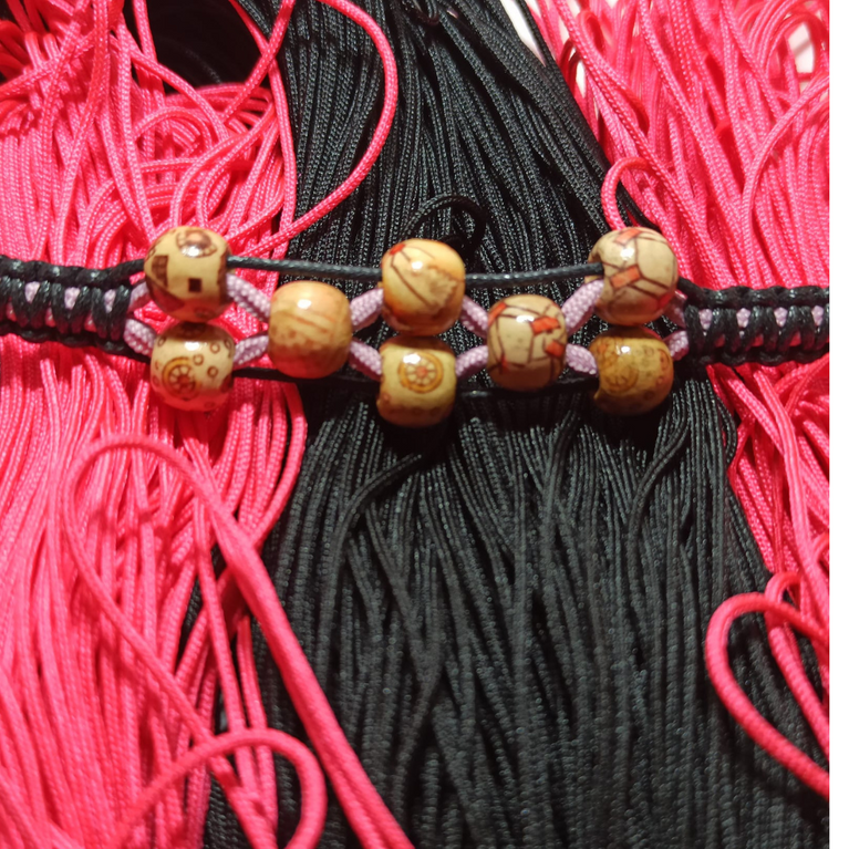 paracord bracelet with wooden beads