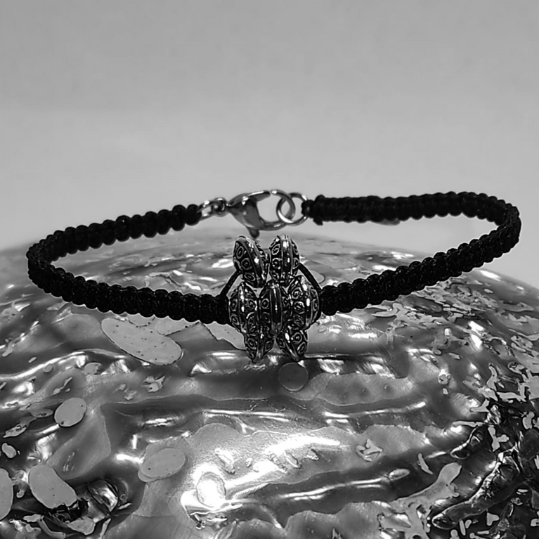 Jewel paracord bracelet with 7 ring charms