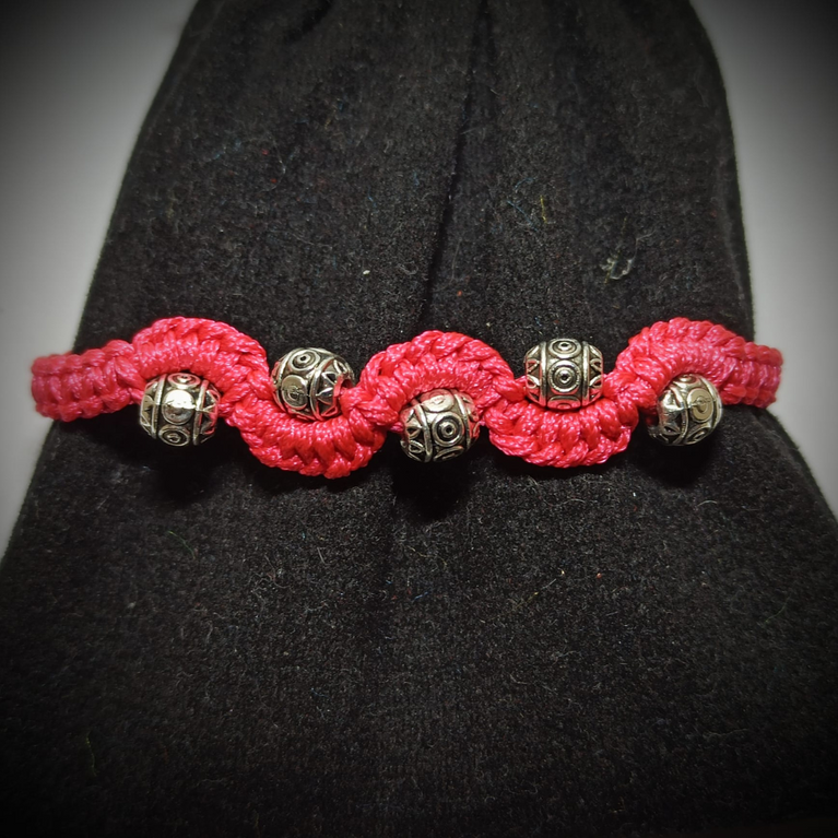 jewel paracord bracelet in polyester wave pattern with steel beading