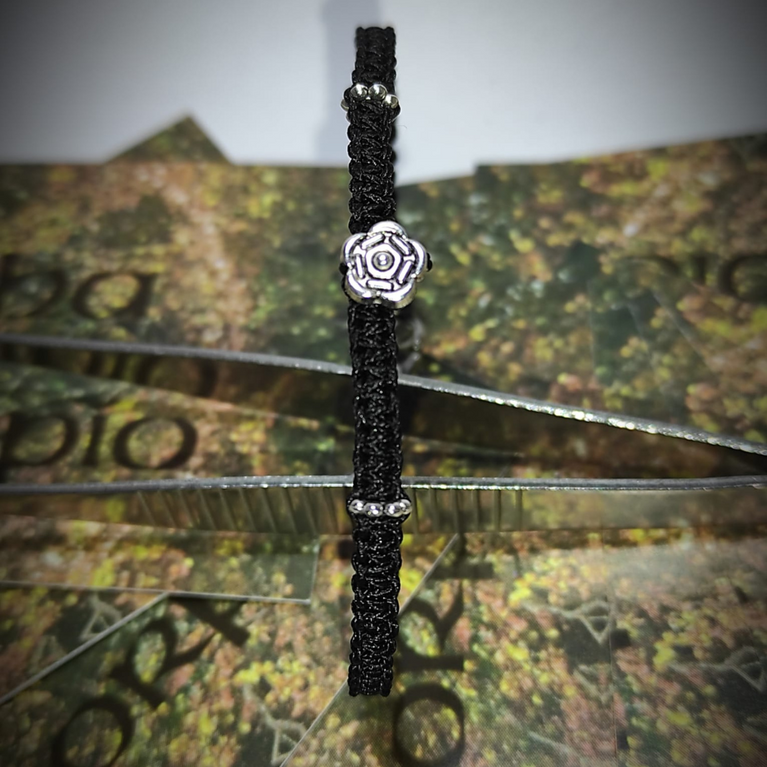 Jewel paracord bracelet with steel rose and double ring charms