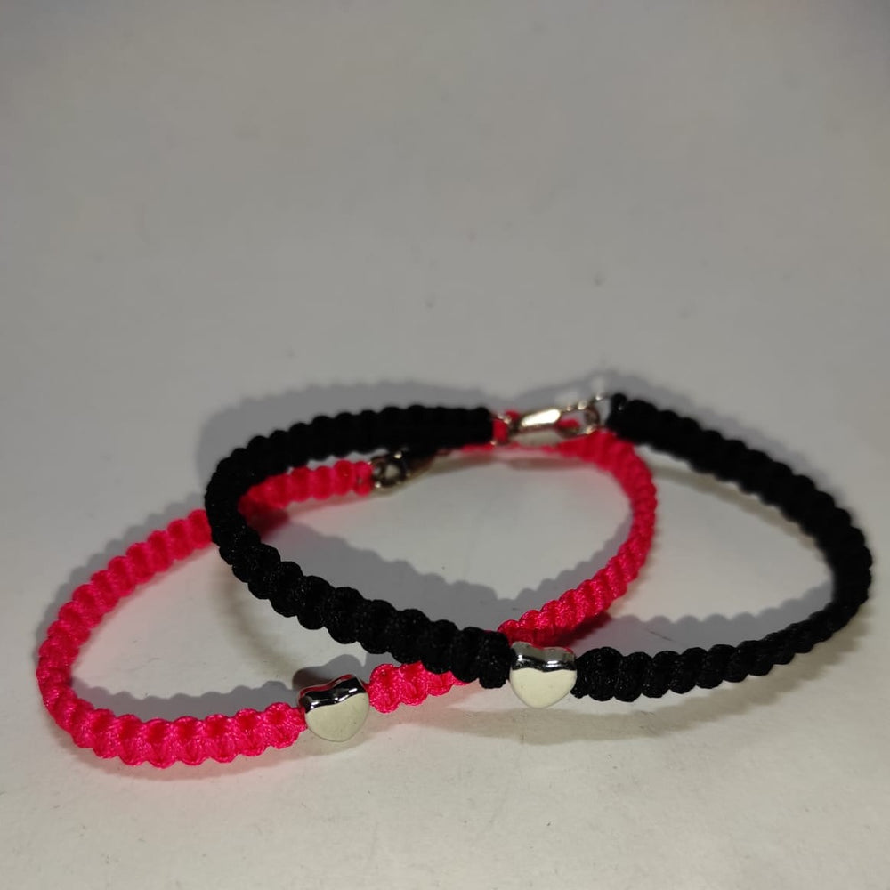 Paracord bracelet with steel heart shape